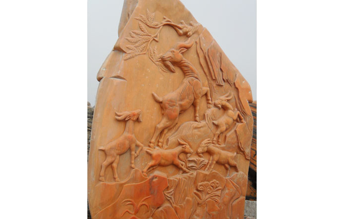 镇平县晚霞红石雕“三羊开泰”