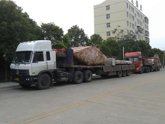 晚霞红刻字石运输到位